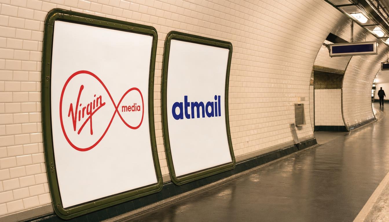 Affiches Virgin Media et Atmail dans un couloir de métro